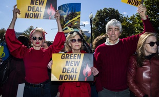 Jane Fonda (au centre) et Sam Waterston (à droite), devant le Congrès, à Washington, le 18 octobre 2019.