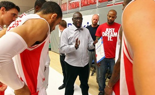 Le coach du Lille Métropole Basket Club (LMBC) Abdou N'Diaye parle à ses joueurs lors du match de Pro B contre Boulogne-sur-Mer.