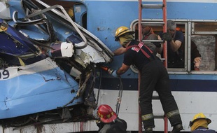 Des pompiers s'affairent sur les lieux de l'accident de train survenu dans la grande banlieue de Buenos Aires, en Argentine, le 13 juin 2013.