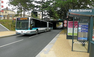 Les bus circulent désormais en site propre sous le pont de Strasbourg.