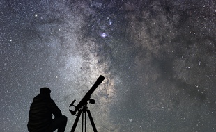 N'espérez pas contempler de trou noir avec votre télescope, mais ne vous privez pas de contempler les étoiles.