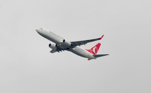 Un avion de la Turkish Airlines décolle de l'aéroport d'Ataturk à Istanbul, le 16 mars 2013