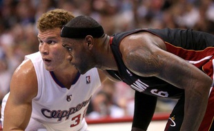 Blake Griffin et LeBron James lors du match entre les Los Angeles Clippers et le Miami Heat le 14 novembre 2012.