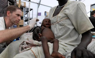 Un membre du personnel de Médecins Sans Frontières soigne un enfant sud-soudanais, le 30 mai 2014 à Malakal