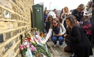 Des jeunes filles au pair déposent des fleurs devant la maison où le corps de Sophie Lionnet a été retrouvé.