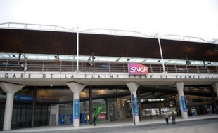 Le match de football Lille-Lyon au Stade de France s'est achevé samedi soir par un drame, quand un RER a heurté des supporteurs lillois qui regagnaient leur car en longeant une voie ferrée, tuant deux jeunes de 10 et 17 ans et blessant onze autres personnes.