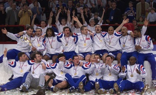 L'équipe de France fête son titre de championne du monde, après avoir battu la Suède en finale, le 4 février 2001 à Bercy.