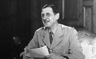 Charles De Gaulle, en train de prononcer un discours à la radio, 1946