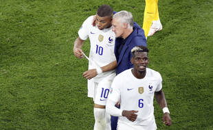 Kylian Mbappé, Didier Deschamps et Paul Pogba, à la fin du match contre le Portugal le 23 juin 2021 à Budapest.