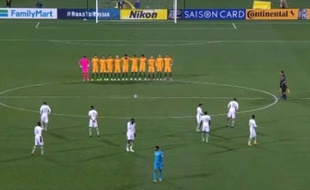 Les joueurs saoudiens se sont éparpillés dans leur moitié de terrain.