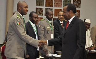 L'ex-junte et la classe politique maliennes ont appelé dimanche à l'ouverture "sans délai" de pourparlers entre les autorités de transition et les groupes armés qui contrôlent le nord du pays, à l'issue de discussions à Ouagadougou.
