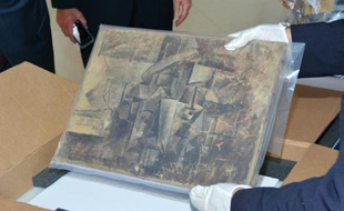 Photo prise le 13 août 2015 dans l'ambassade de France à Washington et fournie par l'ambassade et le service des douanes françaises de "La Coiffeuse" une toile cubiste peinte par Picasso en 1911