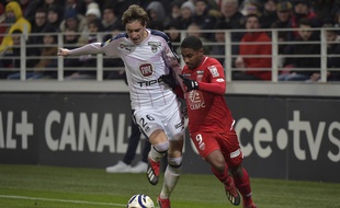 Toma Basic, le milieu de terrain des Girondins, au duel avec un joueur de Dijon.