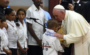 Le pape François entouré d'enfants le 21 septembre 2015 dans le dans le sanctuaire de la Vierge de la charité "del Cobre" à Santiago de Cuba