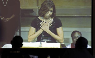 Michelle Obama lors de la cérémonie du souvenir organisée le 7 juin dans la chapelle de l'université Wake Forest, en Caroline du nord (sud-est), où Maya Angelou avait enseigné.
