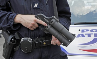 Flashball de la police nationale. Photo d'illustration. AFP PHOTO / BERTRAND GUAY