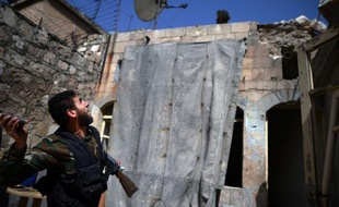 Au moins 15 personnes, dont neuf enfants, ont péri samedi dans un bombardement de l'armée de l'air sur un quartier kurde d'Alep, deuxième ville de Syrie où la guerre ne connaît aucun répit, selon l'Observatoire syrien des droits de l'Homme (OSDH).