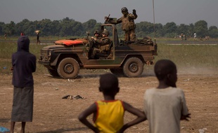 Un soldat français devant des réfugiés au camp de réfugiés de Mpoko, en Centrafrique, le 9 janvier 2014.