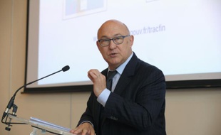 Le ministre des Finances Michel Sapin lors de la remise d'un rapport de Tracfin à Paris, le 11 juillet 2014
