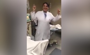 Le staff d’un hôpital brésilien danse pour faire sourire les patients.