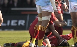 Gravement blessé à la cheville gauche, Poitrenaud manquera le Tournoi des six nations, auquel il venait d'être convié par l'entraîneur du XV de France, Marc Lièvremont.