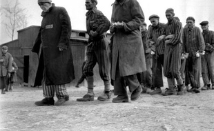 Des survivants du camp de Buchenwald en Allemagne, en mars-avril 1945, après la libération des camps de concentration par les Alliés