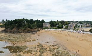Une longue bataille judiciaire oppose depuis près de quarante ans l’Etat à de riches propriétaires à propos d’un sentier côtier à Saint-Briac-sur-Mer près de Dinard.