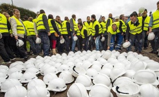 Des salariés et patrons du secteur des travaux publics manifestent à Lille le 14 octobre 2014