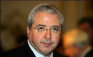 Le parquet de Paris a ouvert une enquête préliminaire après l'audition houleuse du président (PS) du Conseil régional d'Ile-de-France Jean-Paul Huchon par la brigade financière pour une affaire d'emplois fictifs présumés au sein de l'institution régionale, selon une source judiciaire.