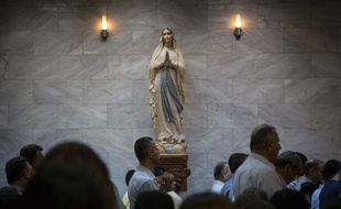 Des chrétiens dans l'église Saint-Joseph à Ankawa, dans le district d'Erbil, en Irak, le 15 août 2014.