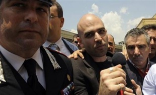 L'écrivain Roberto Saviano, qui vit avec une escorte policière depuis 2006, était également présent à la lecture du verdict "pour montrer (qu'il n'avait) pas peur", a-t-il dit et il s'est félicité de ce jugement considéré comme "une victoire de la justice", invitant à ne "pas baisser la garde" dans la lutte contre la Camorra.