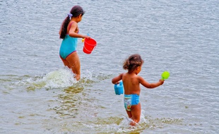 Illustration d'enfants sur une plage en France, en août 2014.