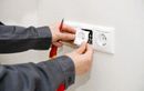 L’astuce d’électricien pour changer une prise abîmée en 10 minutes, sans toucher au boîtier !