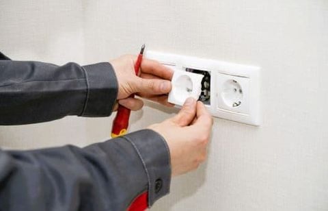 L’astuce d’électricien pour changer une prise abîmée en 10 minutes, sans toucher au boîtier !