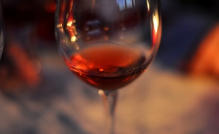 La couleur du vin rosé est plus ou moins foncée selon sa méthode de fabrication.