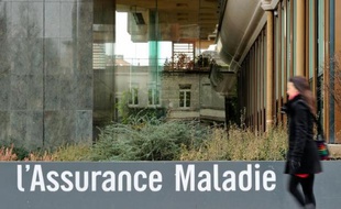 Une femme passe devant un bâtiment de l'Assurance maladie à Lille