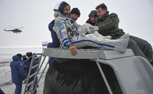 L'astronaute Joe Acaba sort du vaisseau Soyouz qui l'a ramené sur Terre, au Kazakhstan le 27 février 2018.