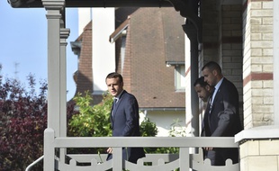 Emmanuel Macron sort de sa maison du Touquet.