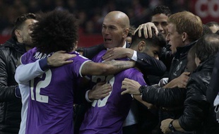 Zidane félicite ses joueurs après le but d'Asensio à Séville, le 13 janvier 2016.
