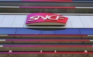 Un conducteur de train SNCF jugé pour "homicide involontaire" après la mort en 2003 d'un passager traîné sur le quai de la gare de Chelles (Seine-et-Marne), son vêtement coincé dans des portes du train, a été relaxé lundi par le tribunal correctionnel de Meaux.