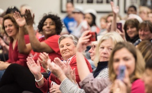 Des femmes applaudissent lors d'une conférence à North Charleston (image d'illustration).