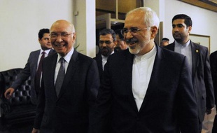 Le chef de la diplomatie pakistanaise Sartaj Aziz (g) accueille à Islamabad son homologue iranien, Mohammad Javad Zarif le 8 avril 2015