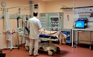 Illustration de la prise en charge d'un patient à l'hôpital.