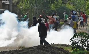 Des manifestants fuient les gaz lacrymogènes tirés par la police dans la banlieue de Bujumbura au Burundi, le 2 juin 2015