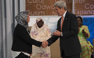 Latifa Ibn Ziaten et John Kerry lors d ela cérémonie honorant 14 femmes courageuses le mardi 29 mars 2016 à Washington