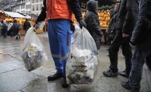 Strasbourg le 07 12 2010. Les services de la ville ramassent des déchets et poubelles pendant le marché de Noël place de la Cathédrale