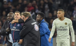 Kylian Mbappé approché par un supporter du PSG, dimanche soir à Toulouse.