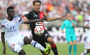 Philipp Hosiner, ici à la lutte avec le défenseur lyonnais Samuel Umtiti, lors de la première journée de championnat.