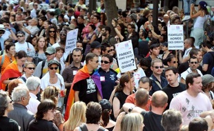 La Gay Pride parisienne défile samedi de Montparnasse à Bastille, avec une participation qui s'annonce exceptionnelle, portée par la promesse du président Hollande d'ouvrir d'ici un an le mariage aux homosexuels.