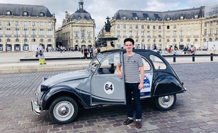 Thibaut est l'une de ses 2 CV devant la place de la Bourse à Bordeaux.